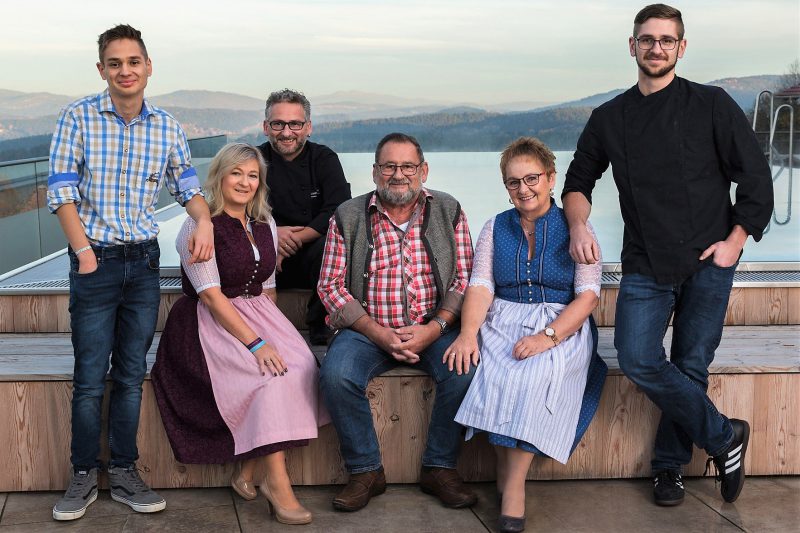 Familienfoto Wellnesshotel Bayerischer Wald Familiäres Wellnesshotel im Bayerischen Wald - Ausgezeichnet durch den Relax Guide